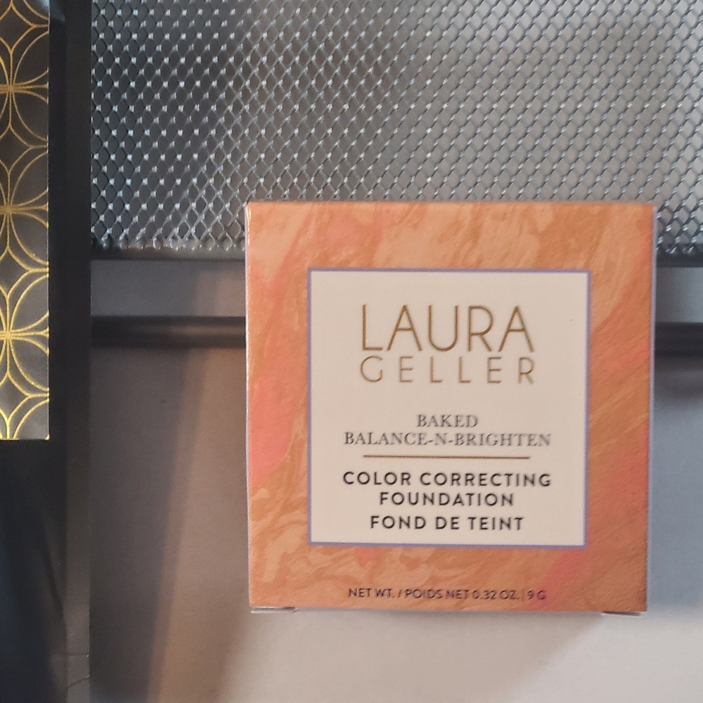 Laura Geller Baked BalanceNBrighten Color Correcting Foundation Porcelain/ Brush - Picture 4 of 9